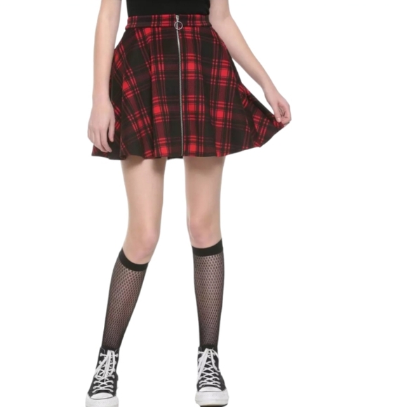 HOT TOPIC Black & Red Plaid O-Ring Skater Skirt - Picture 1 of 5